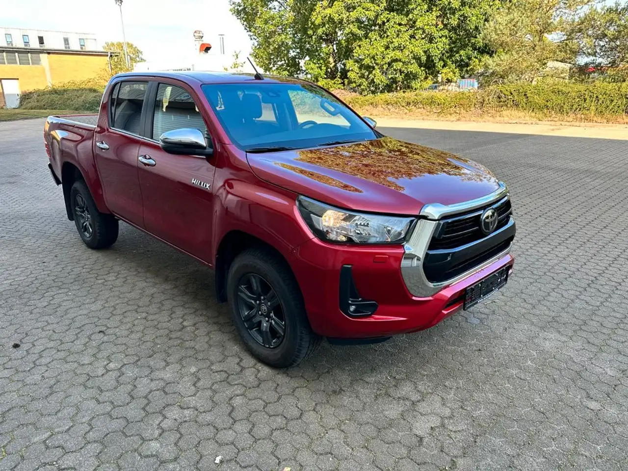 Toyota Hilux Double Cab Duty 4x4 — photo 1 of 15