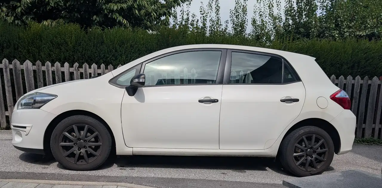 Toyota Auris 1,33 dVVT-i S&S Young — photo 1 of 8