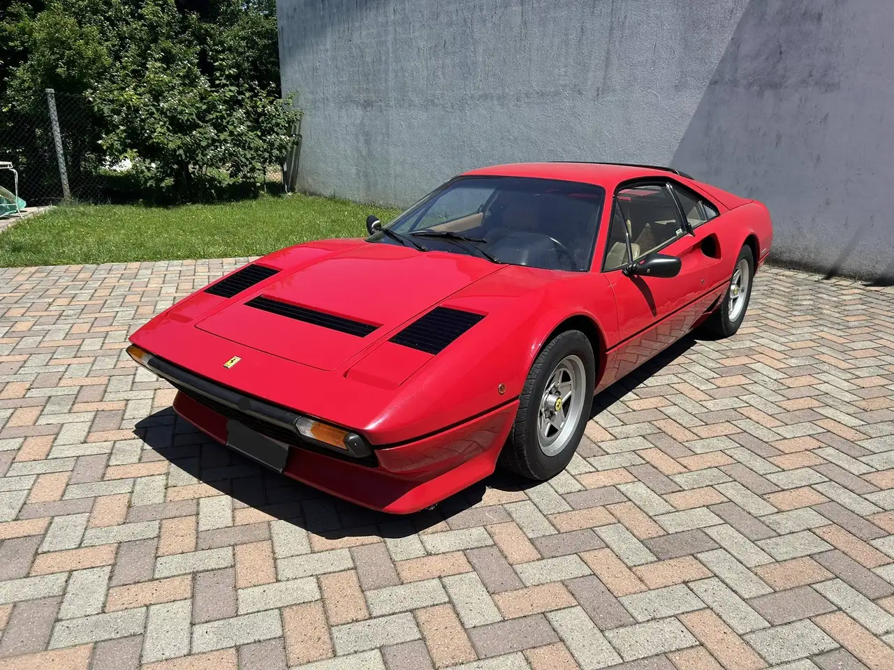 Ferrari 208 208 2.0 turbo GTB 220cv — photo 1 of 14