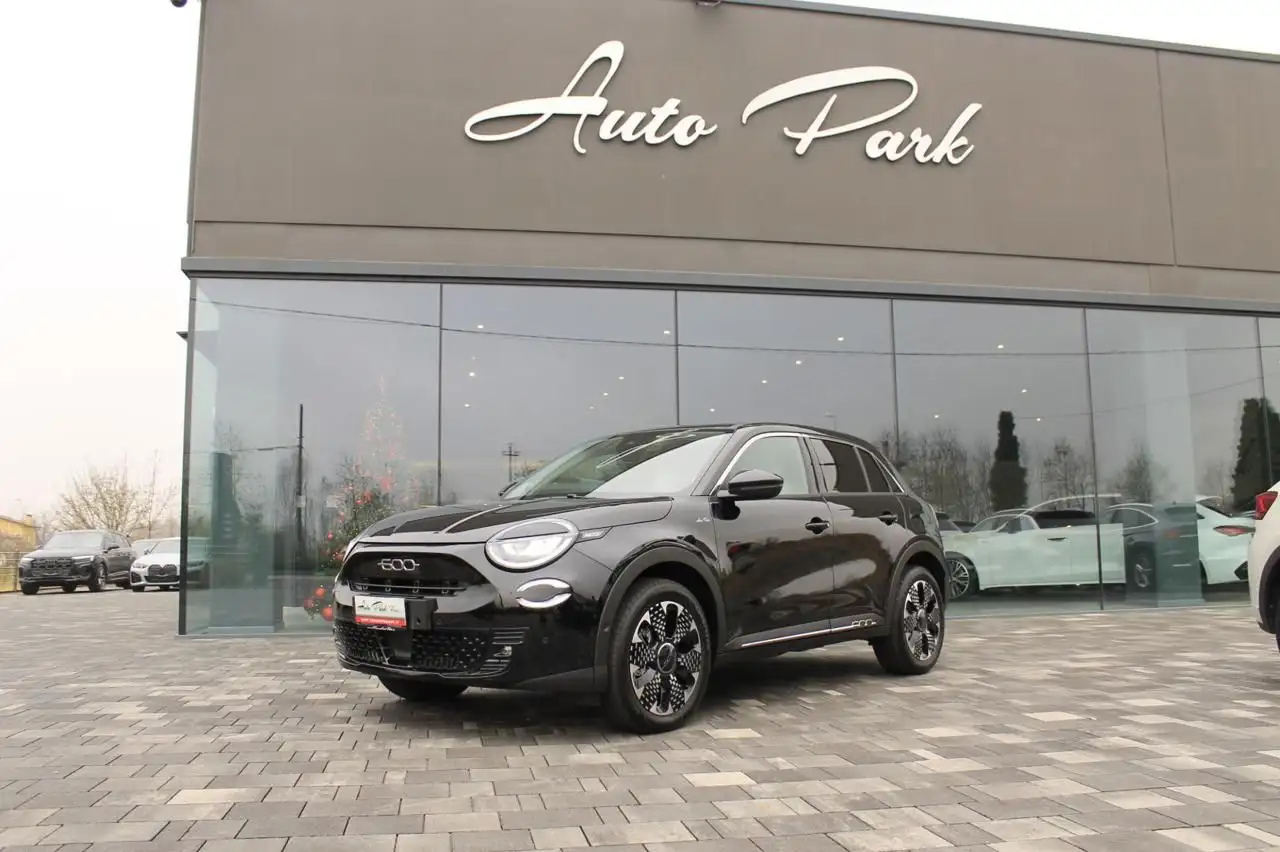Fiat 600 Hybrid 110 CV DCT MHEV La Prima — photo 1 of 11