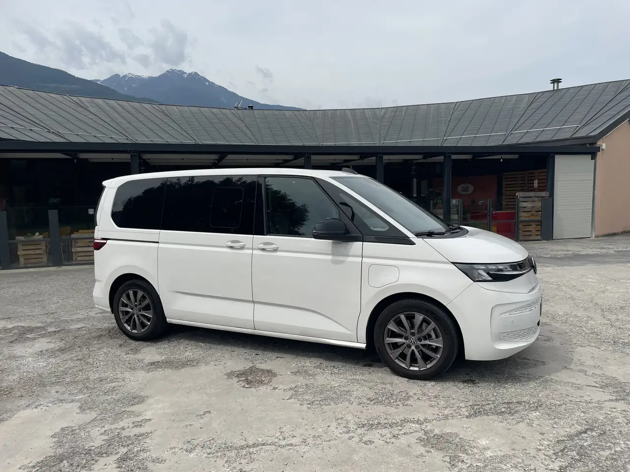 Volkswagen T7 Multivan 1.4 tsi eh Life dsg 7p.ti — photo 1 of 8