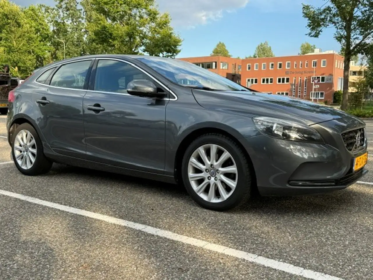 Volvo V40 V40 1.6 T3 Momentum — photo 1 of 8
