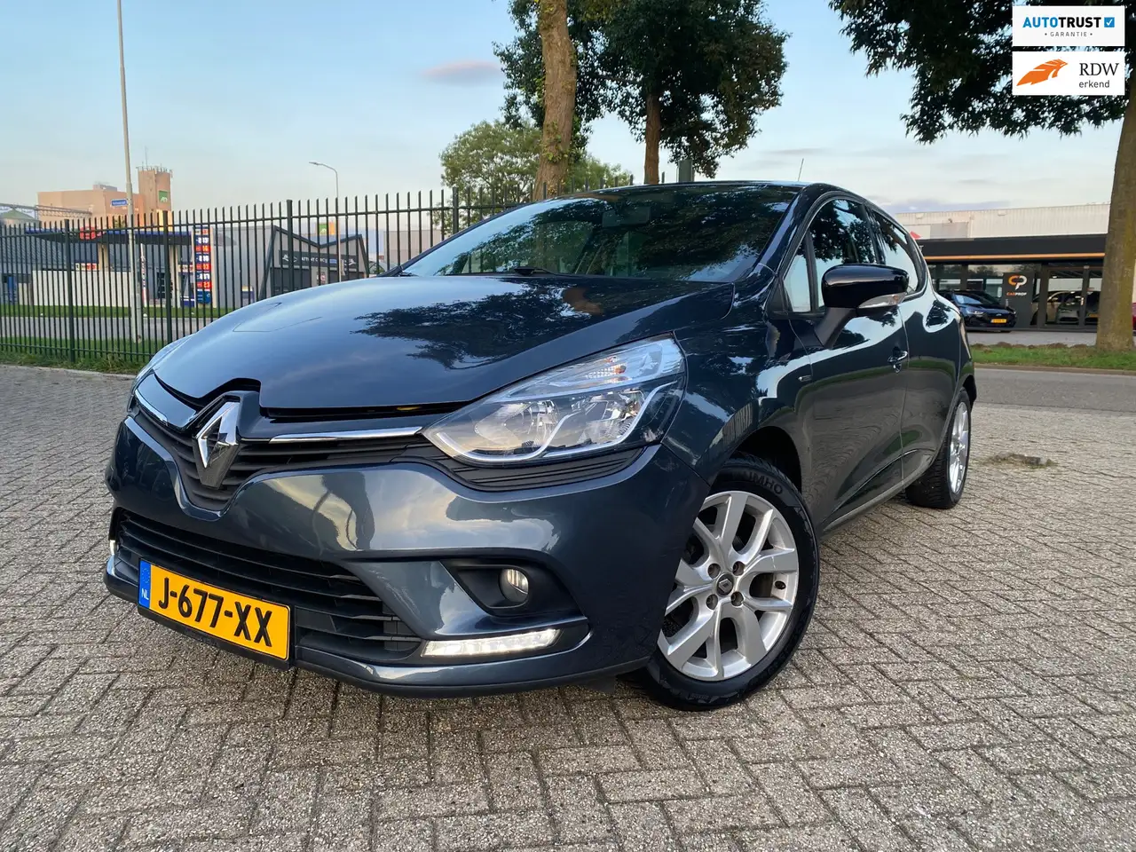 Renault Clio 1.2 16V Airco Navigatie Tel Cruise Trekhaak — photo 1 of 18