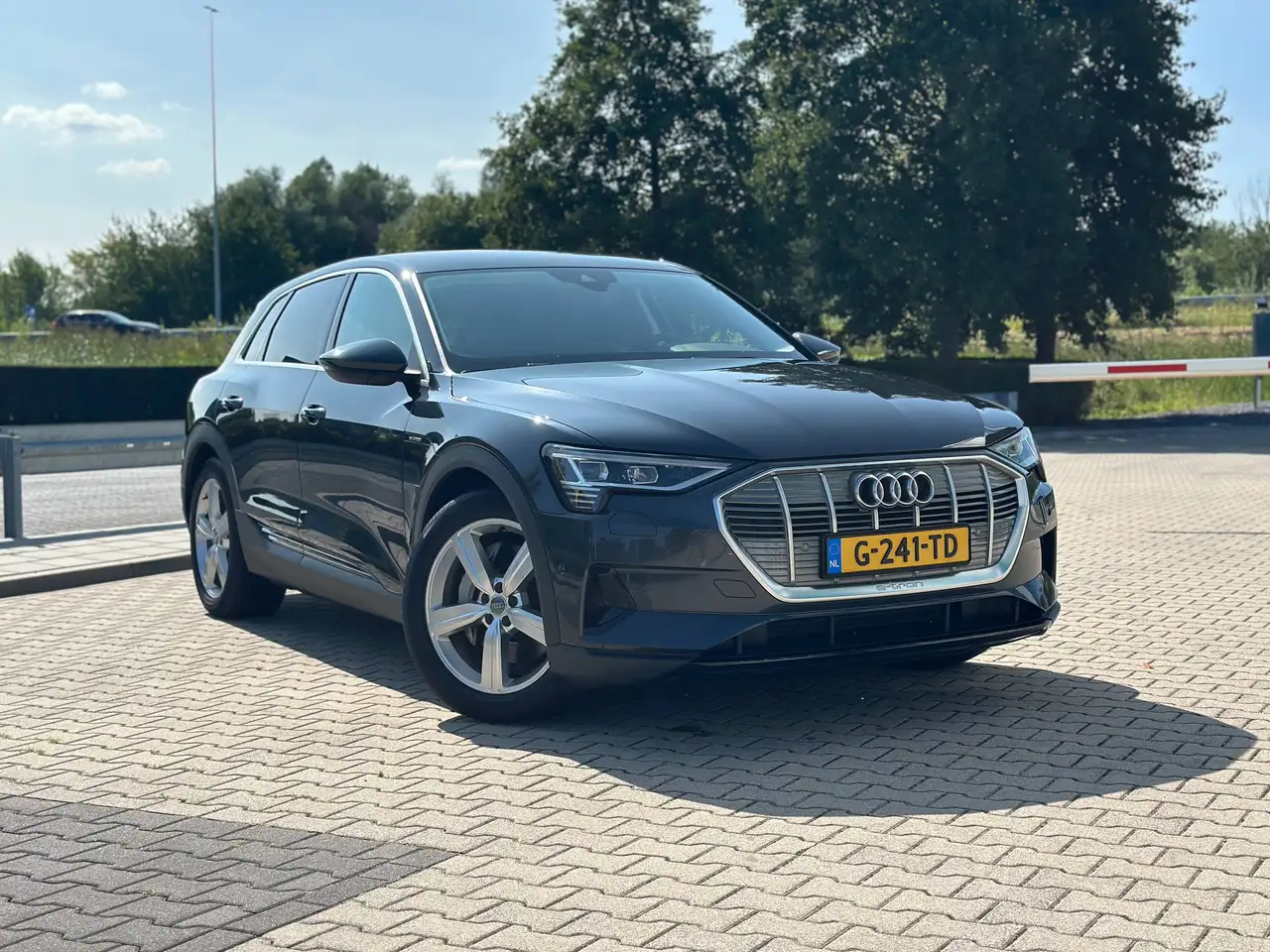 Audi e-tron e-tron 55 quattro — photo 1 of 13