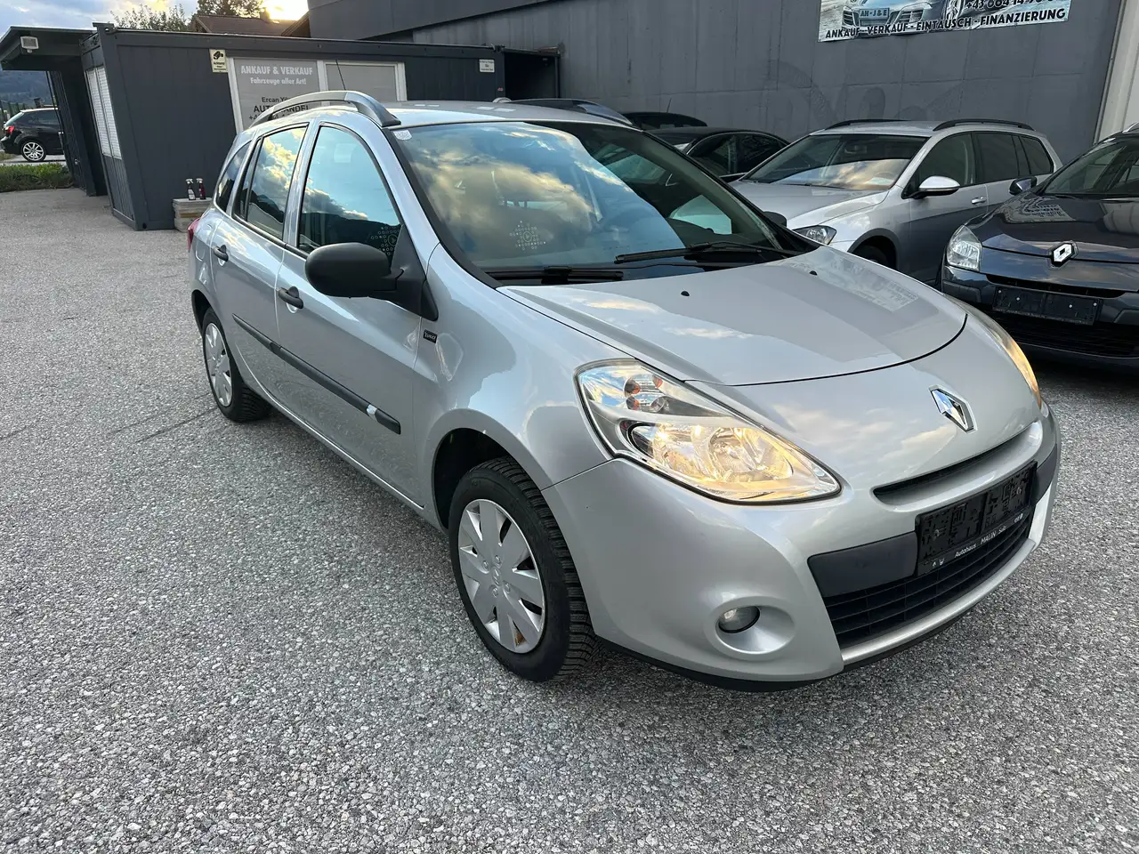 Renault Clio 1,2 Benzin Pickerl 4/2027 — photo 1 of 18