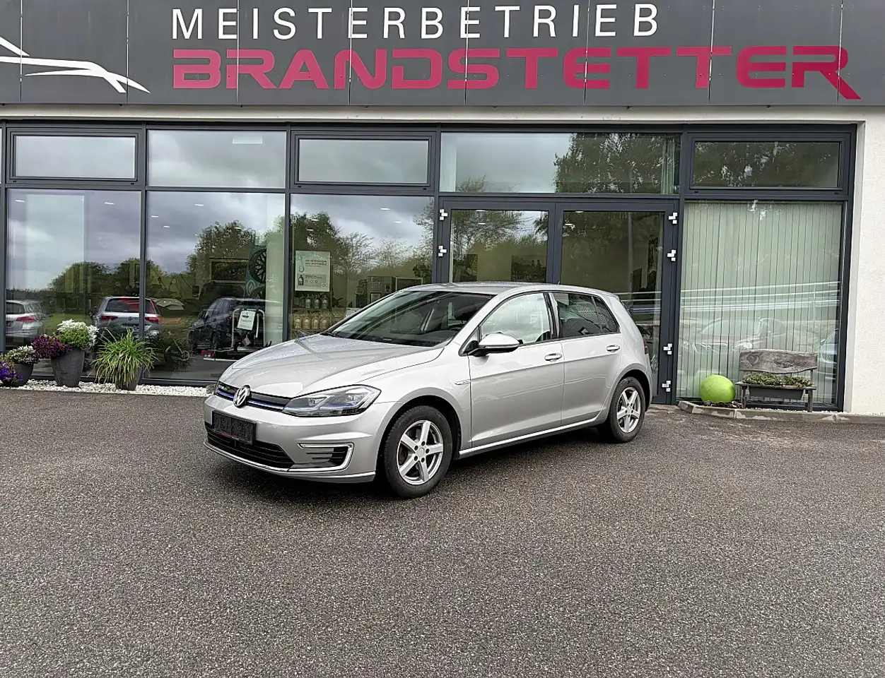 Volkswagen e-Golf 35,8kWh (mit Batterie) — photo 1 of 15