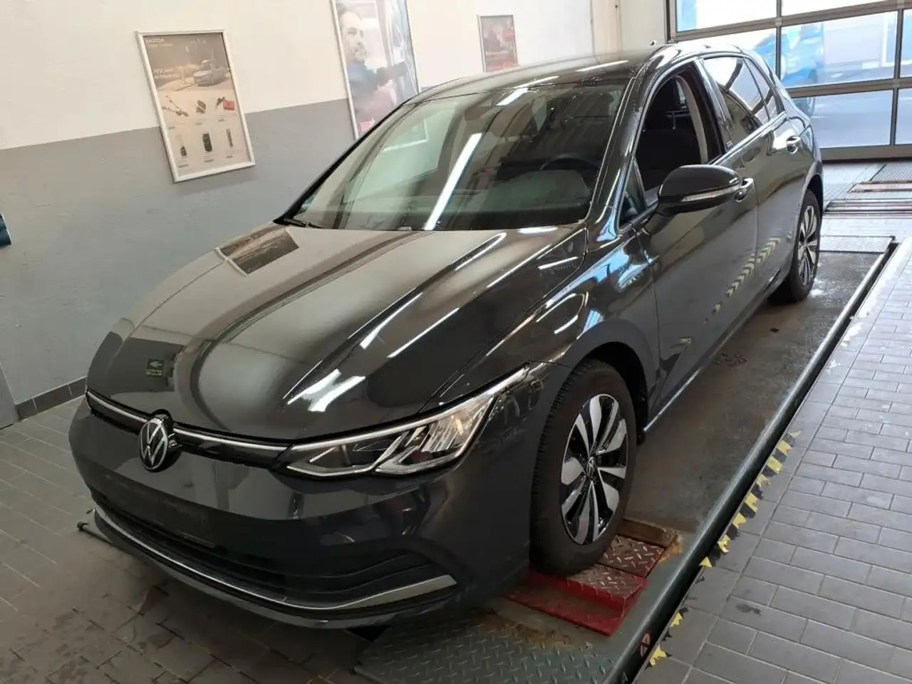 Volkswagen Golf VIII Lim. Move 1.0TSI Navi Kamera LED SHZ — photo 1 of 7