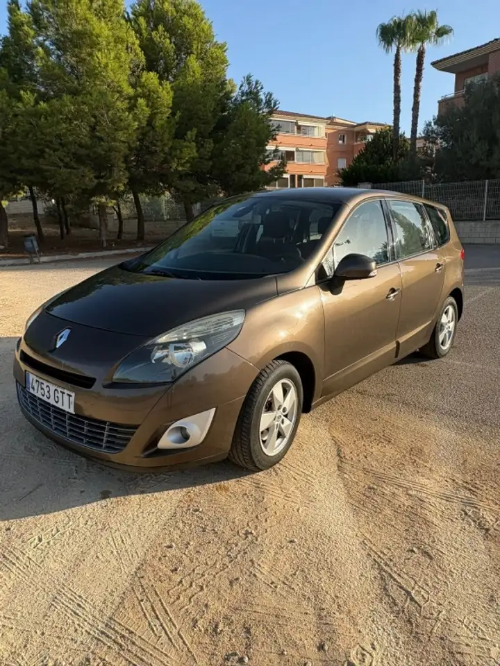 Renault Grand Scenic 1.5dCi Dynamique 7pl. — photo 1 of 12