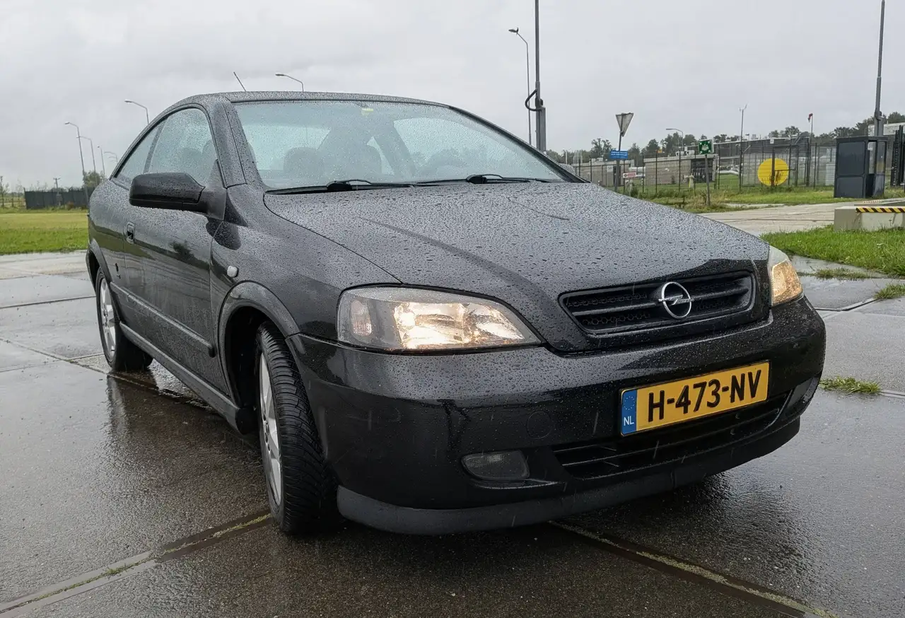 Opel Astra Astra 2.2-16V — photo 1 of 9