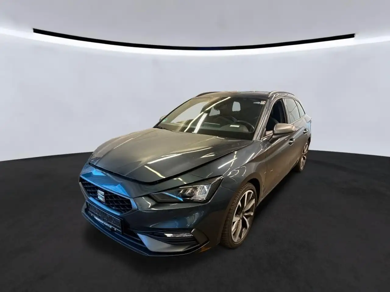 SEAT Leon Sportstourer FR 2.0TDI DSG Navi SHZ ACC AHK — photo 1 of 8