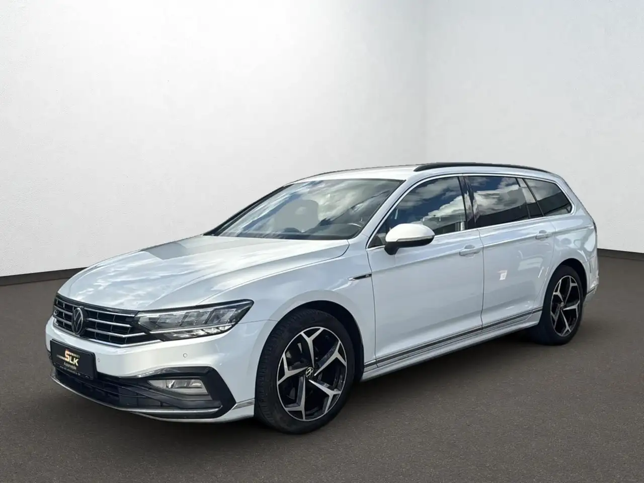 Volkswagen Passat Variant Passat Var. 2.0TDi Business 2x R-Line Virtual LE — photo 1 of 29