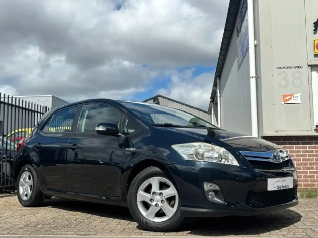 Toyota Auris 1.8 FULL HYBRID LIM. — photo 1 of 24