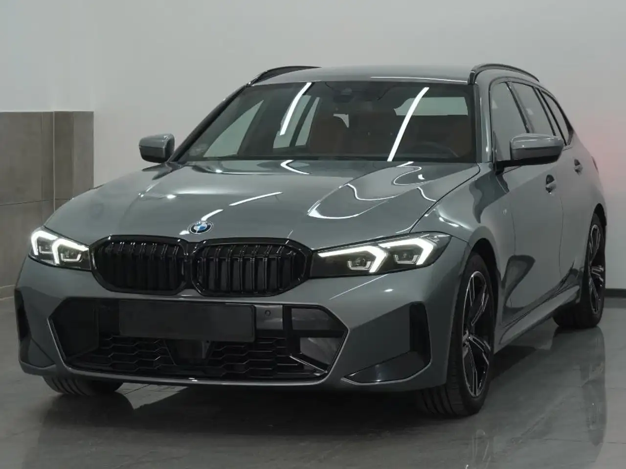 BMW 330 330i Touring xdrive MSport auto — photo 1 of 15