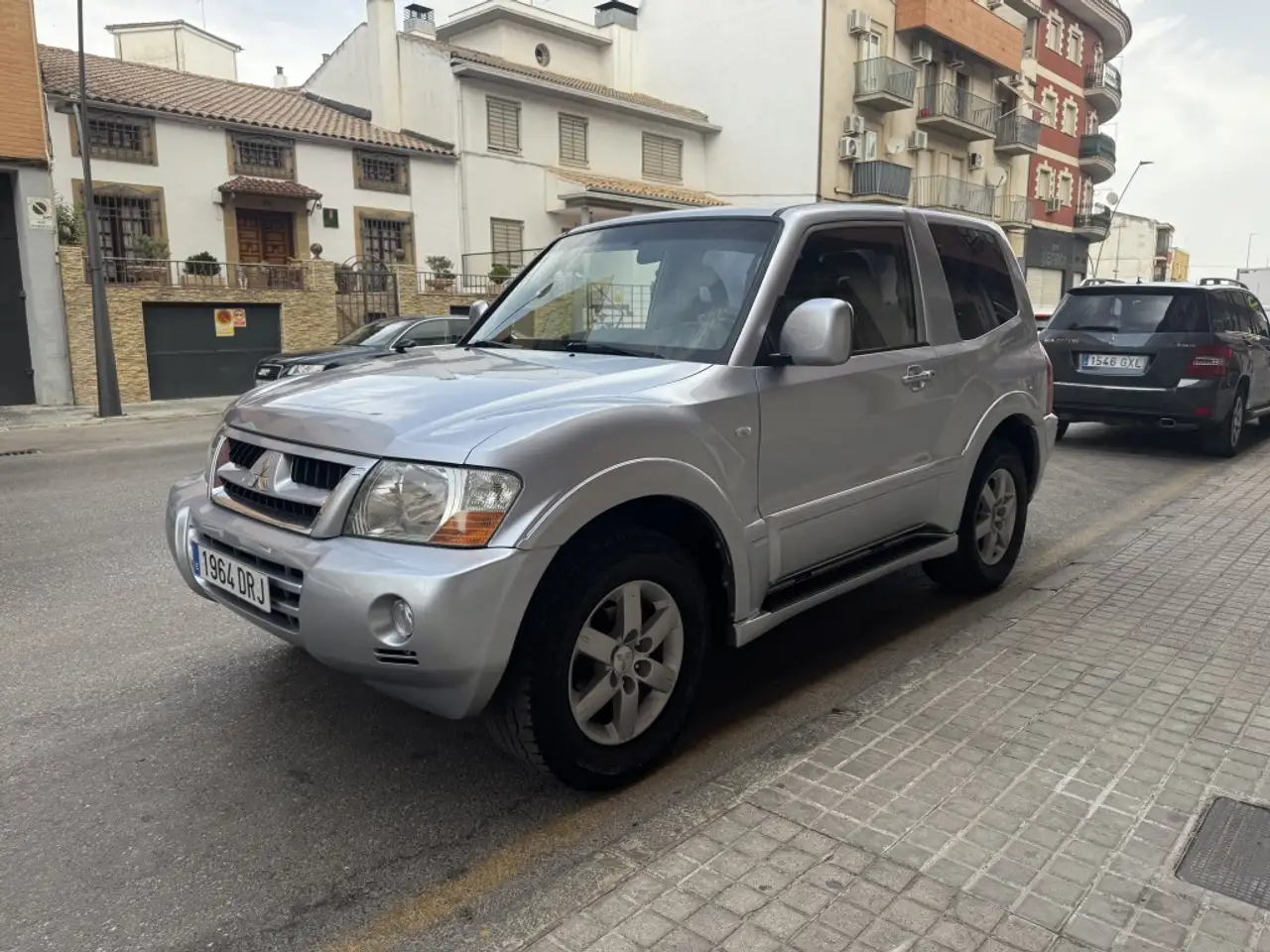 Mitsubishi Montero 3.2 DI-D GLX — photo 1 of 16