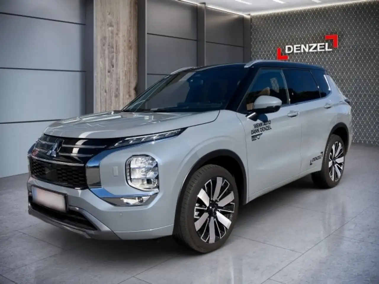 Mitsubishi Outlander PHEV 2,4 4WD Diamond Leder Schwarz AT 25 — photo 1 of 15