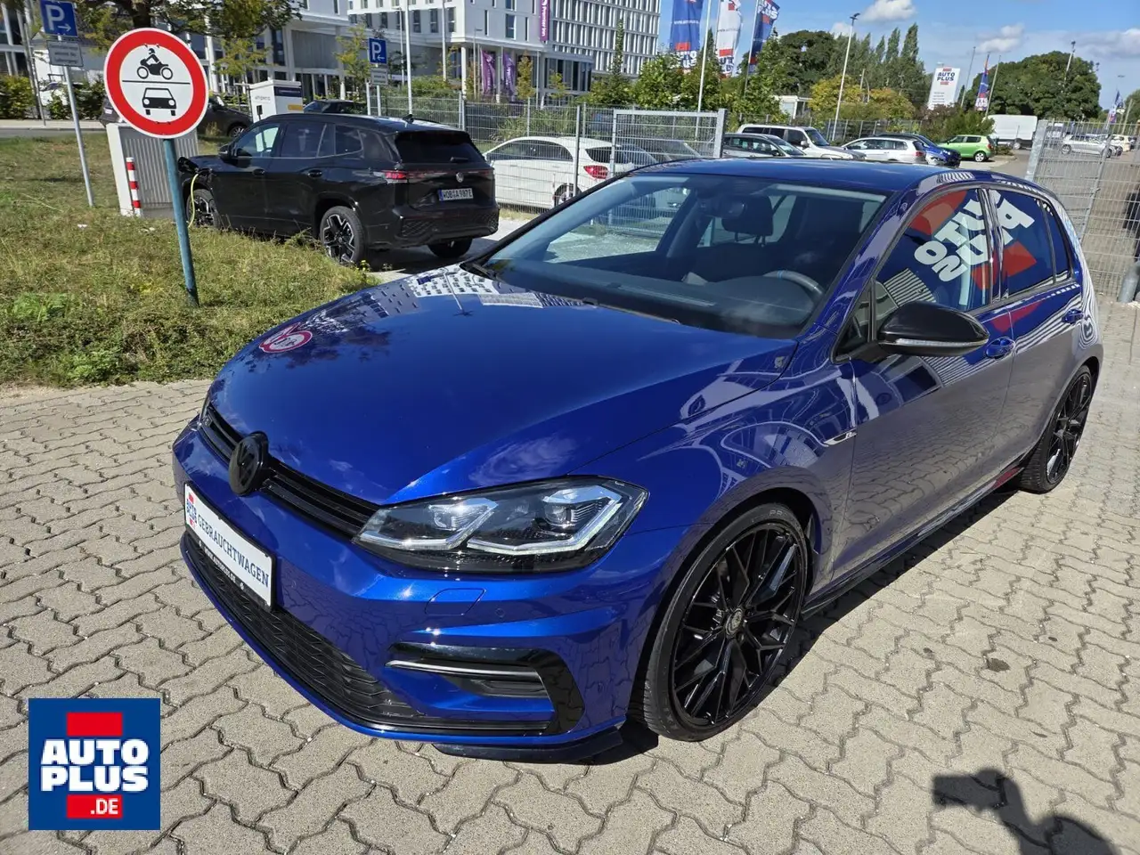 Volkswagen Golf 1.4 TSI BMT R-Line ACC+PDC+SITZHZG+NAVI+G — photo 1 of 15