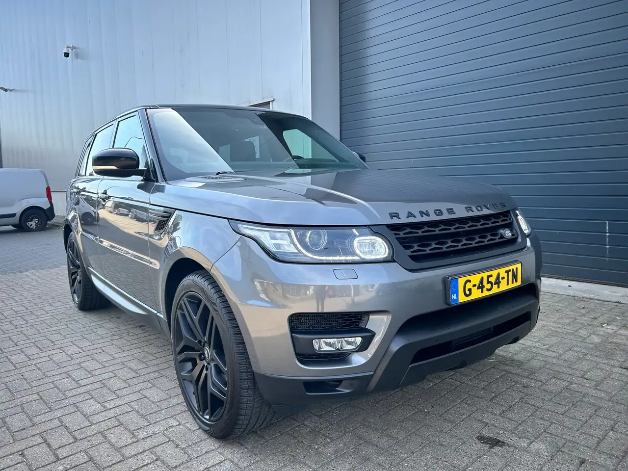 Land Rover Range Rover Sport 3.0 SDV6 Autobiography Dynamic — photo 1 of 17