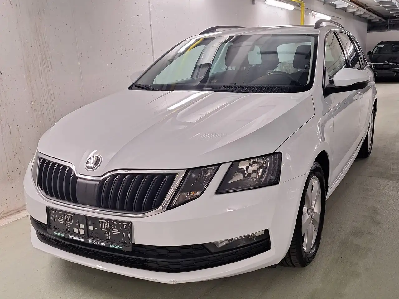 Skoda Octavia Octavia Combi 1,6 TDI Ambition DSG Ambition — photo 1 of 11