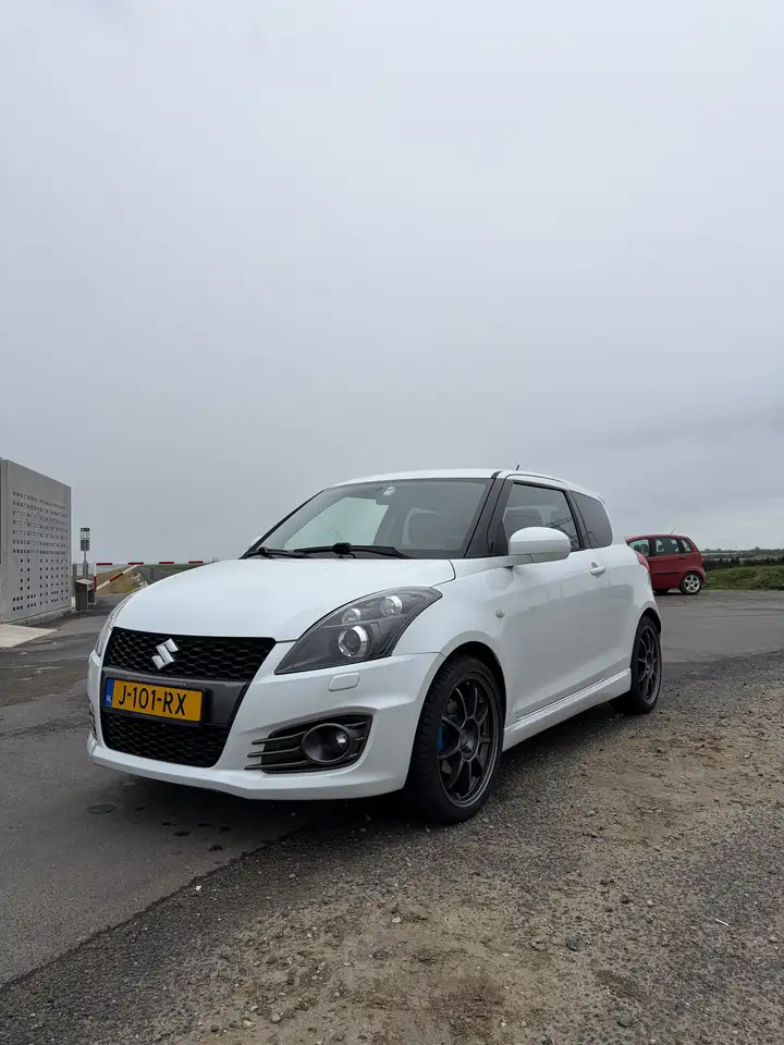 Suzuki Swift 1.6 Sport — photo 1 of 19