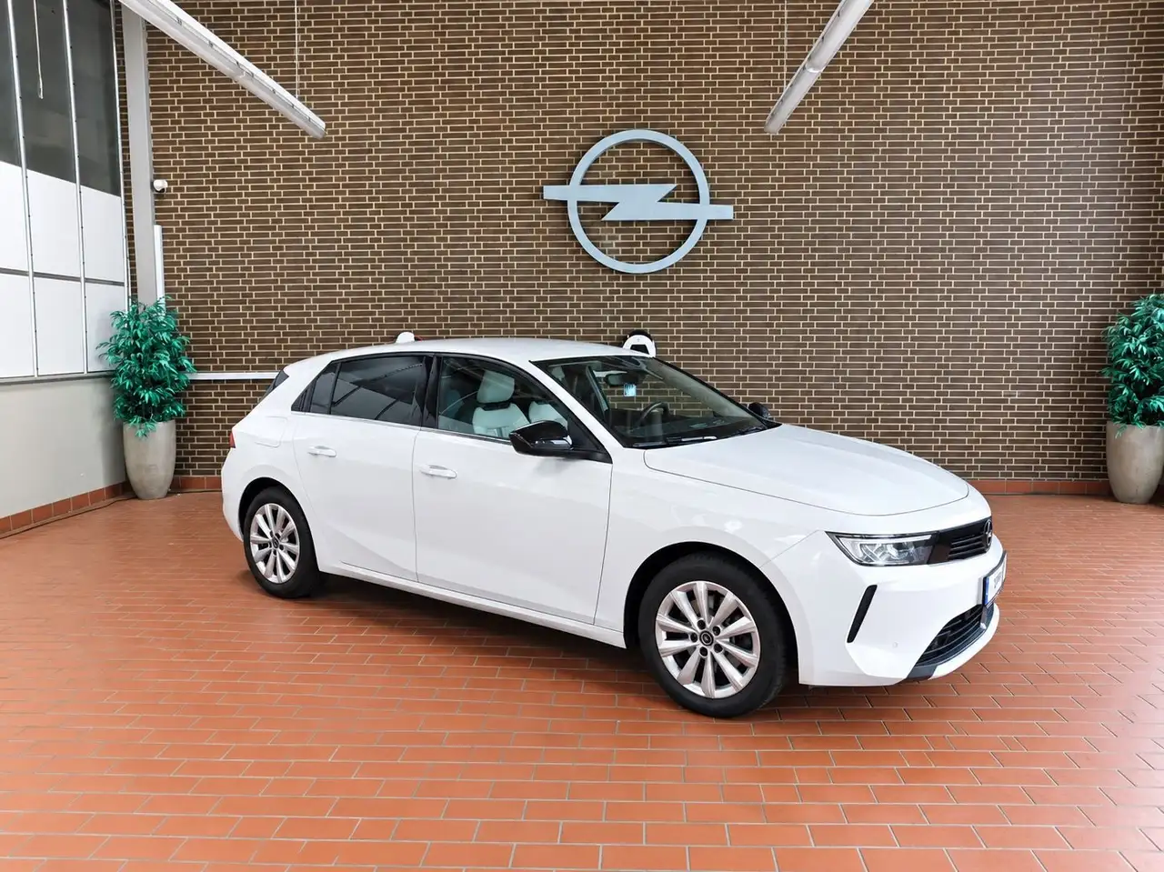 Opel Astra L Lim. 5-trg. Elegance-AT/Navi/Kam/AHK/D — photo 1 of 15
