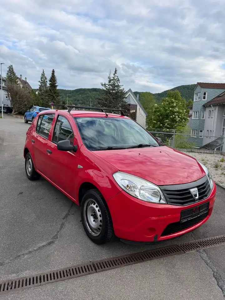 Dacia Sandero — photo 1 of 9