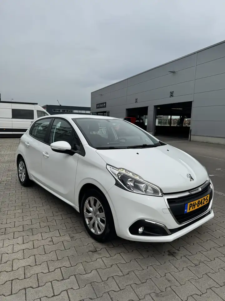 Peugeot 208 1.2 PureT. Blue Lion — photo 1 of 13