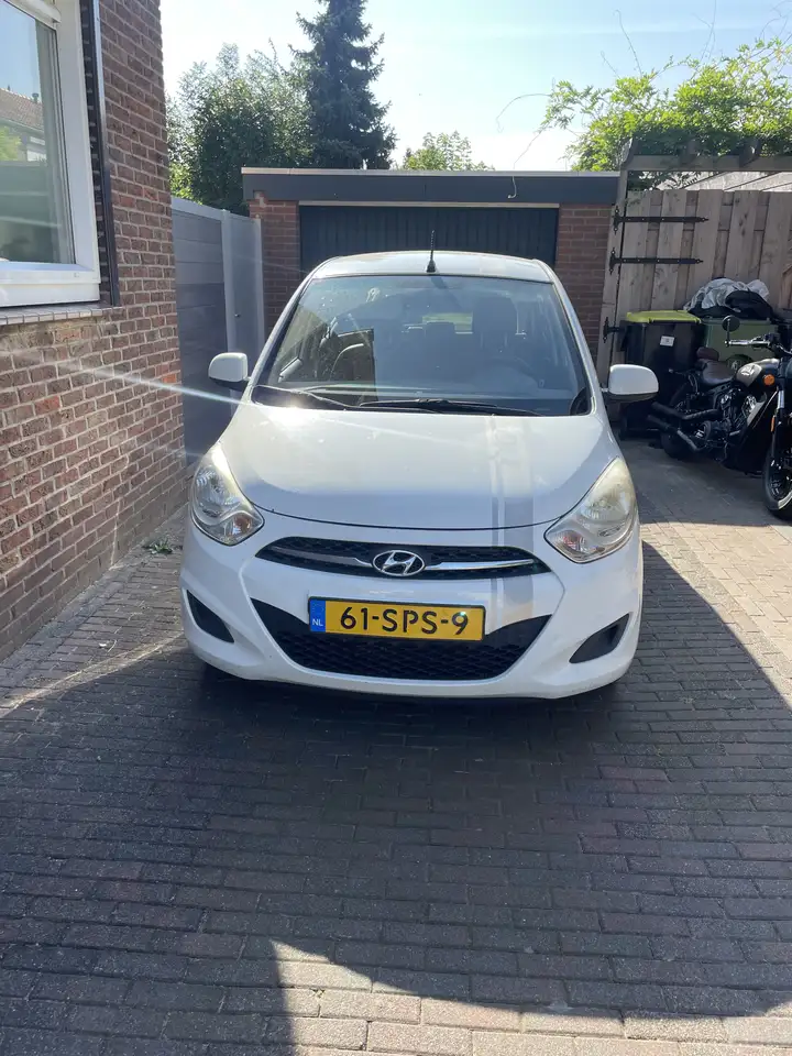 Hyundai i10 1.2 i-Drive — photo 1 of 17