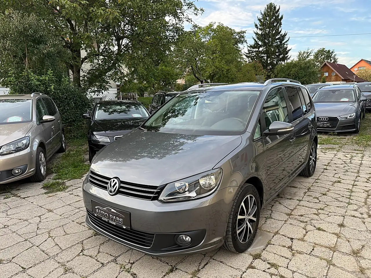 Volkswagen Touran 1.6 TDI Comf.ANHÄNGERKUPP.-NAVI-1/3 ZINSFREI FI... — photo 1 of 17
