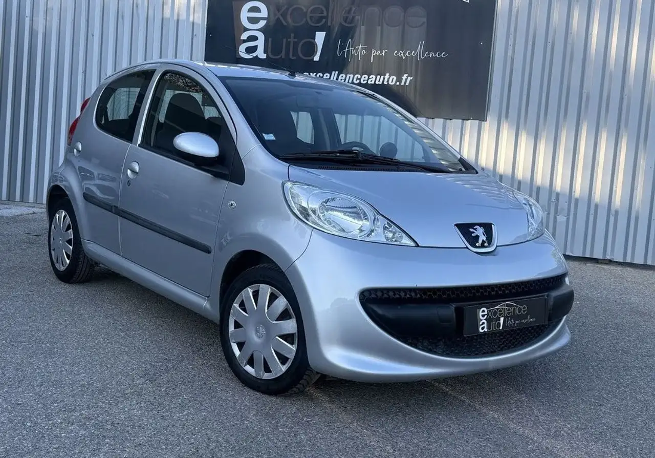 Peugeot 107 1.0 12V TRENDY 5P — photo 1 of 11