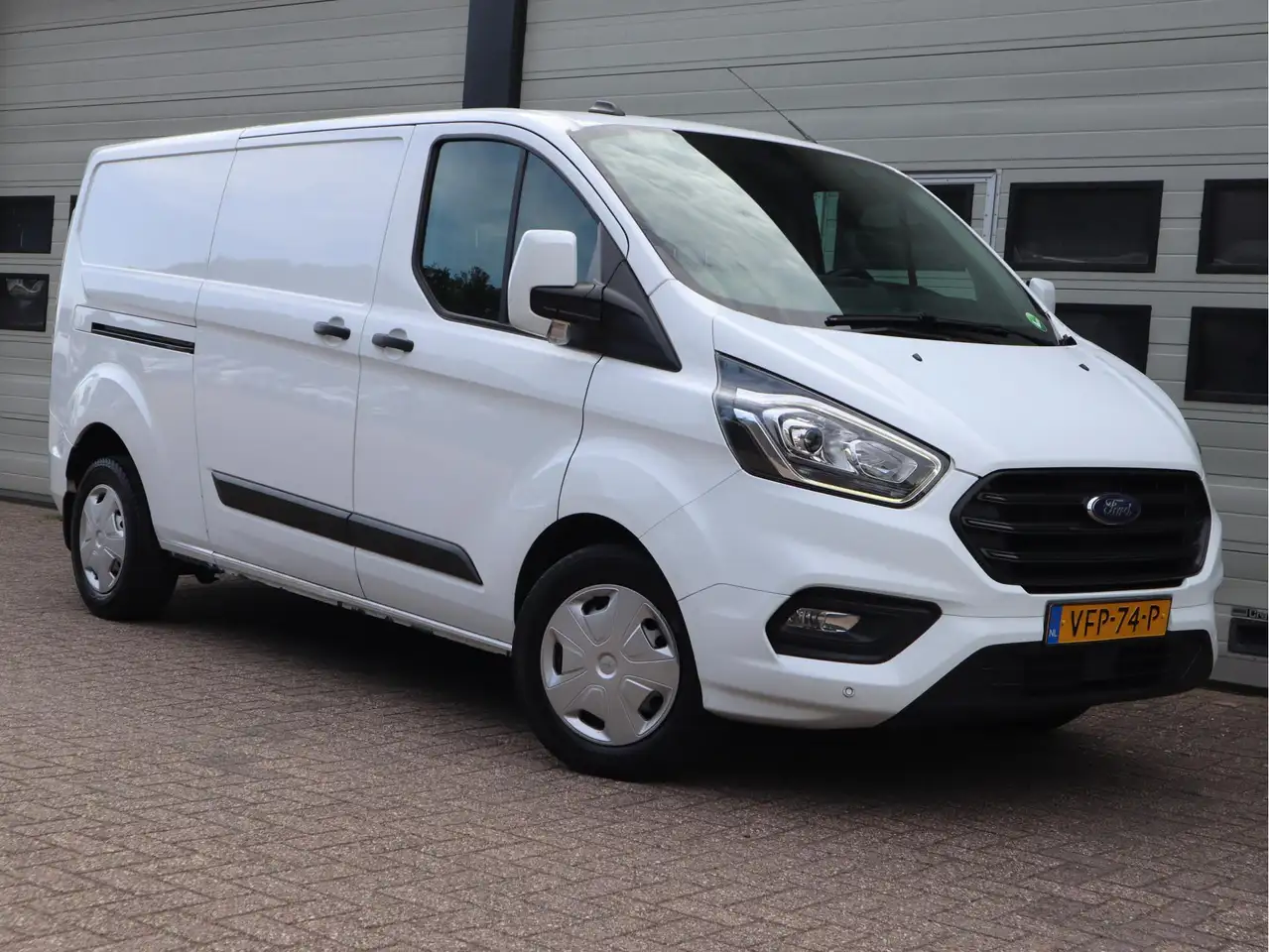 2020 Ford Transit Custom 2.0 TDCI 130pk Euro 6 L2 Lang - Trekhaak - Navi -, photograph 2