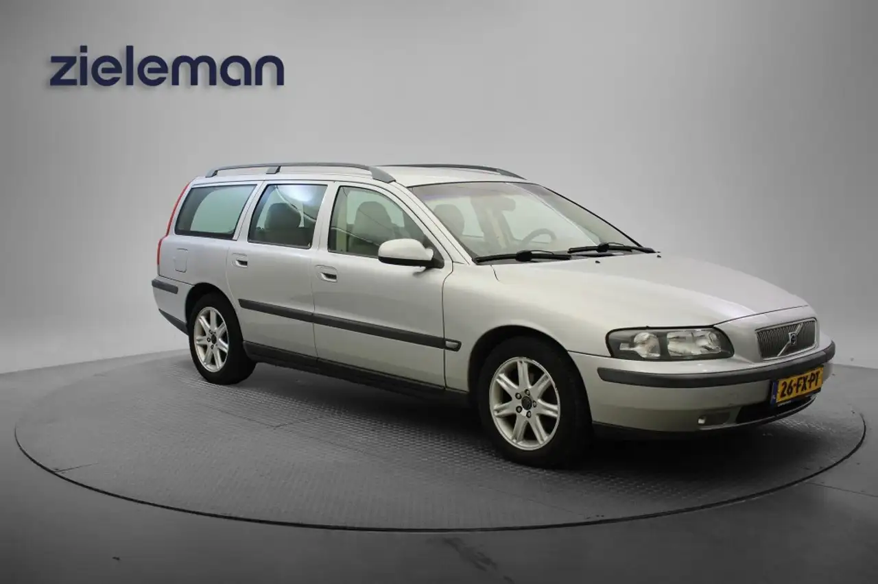 Volvo V70 2.4 Comfort Line Automaat - Airco, Leer, Cruise, T — photo 1 of 28