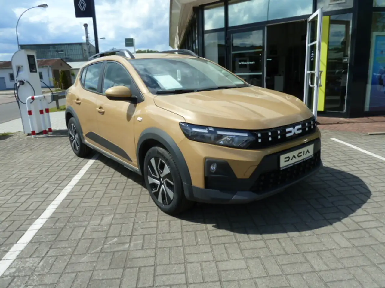 Dacia Sandero Stepway Expression — photo 1 of 19