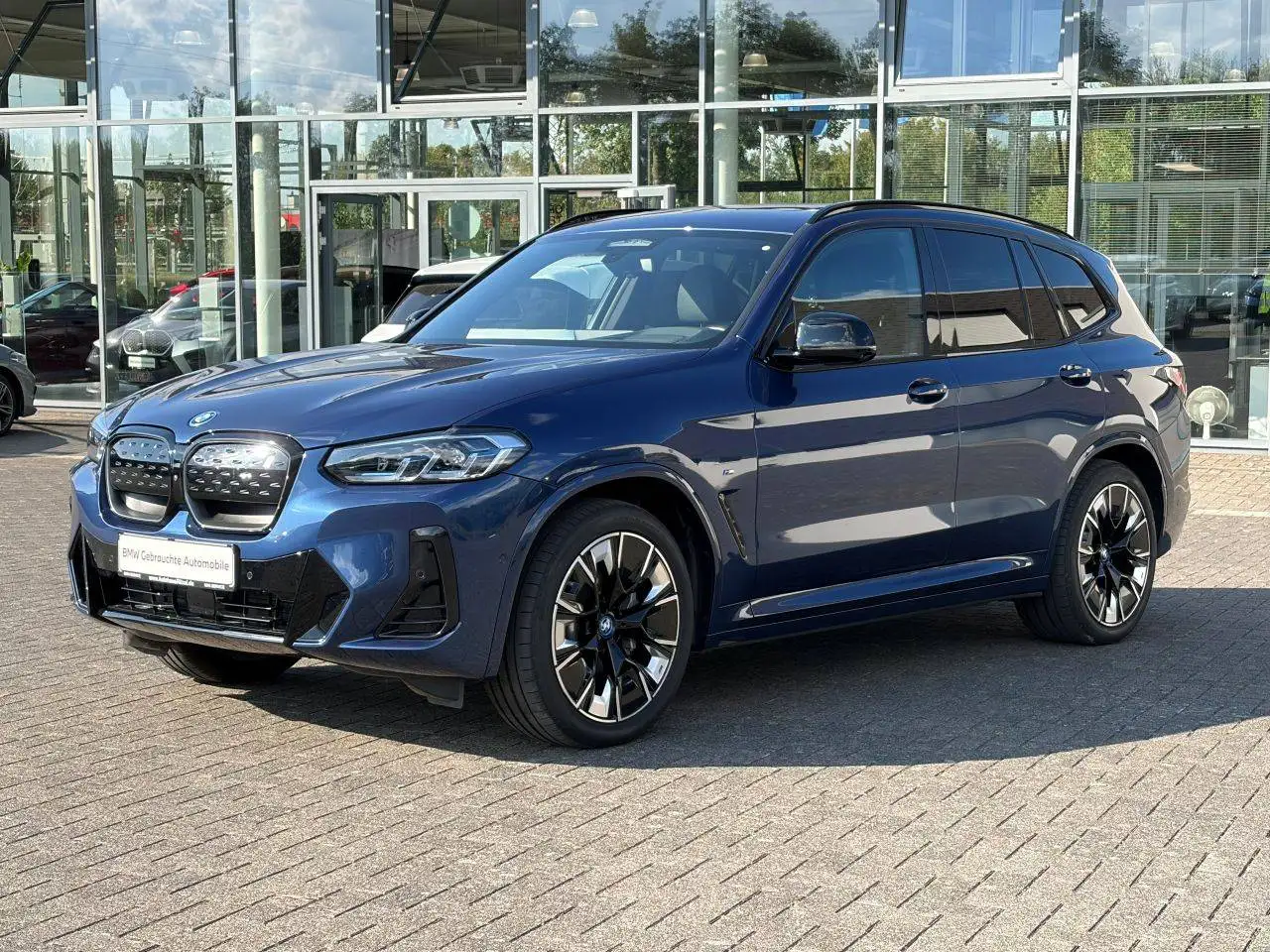 BMW iX3 Impressive / Drive Rec. / Glasdach / AHK / Laserlicht / M Sport — photo 1 of 14