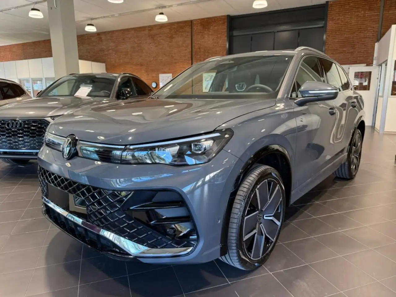 Volkswagen Tiguan 2.0 TDI 193 CV DSG 4MOTION MY26 R-Line Plus TETTO — photo 1 of 15