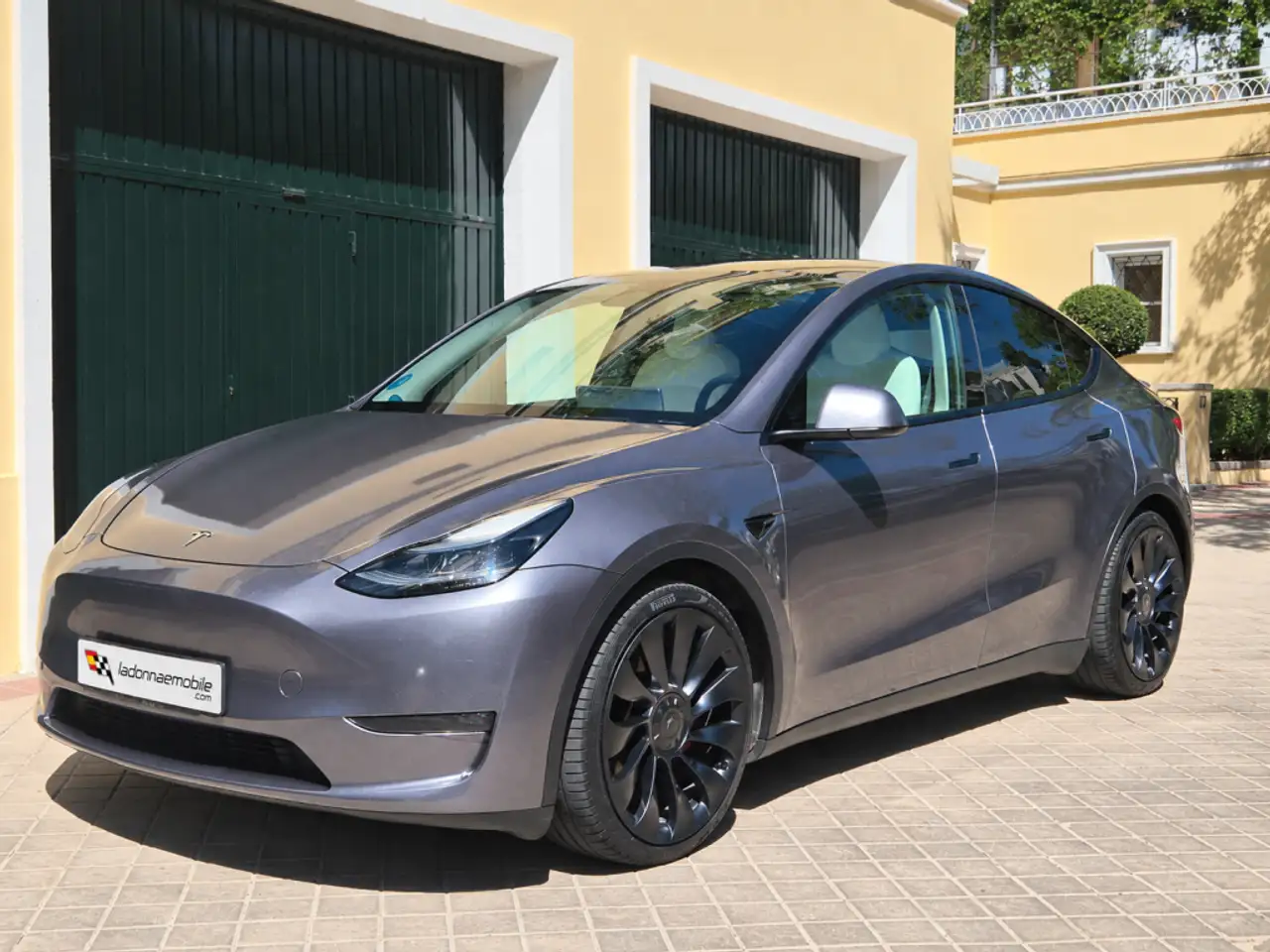 Tesla Model Y Performance AWD — photo 1 of 13