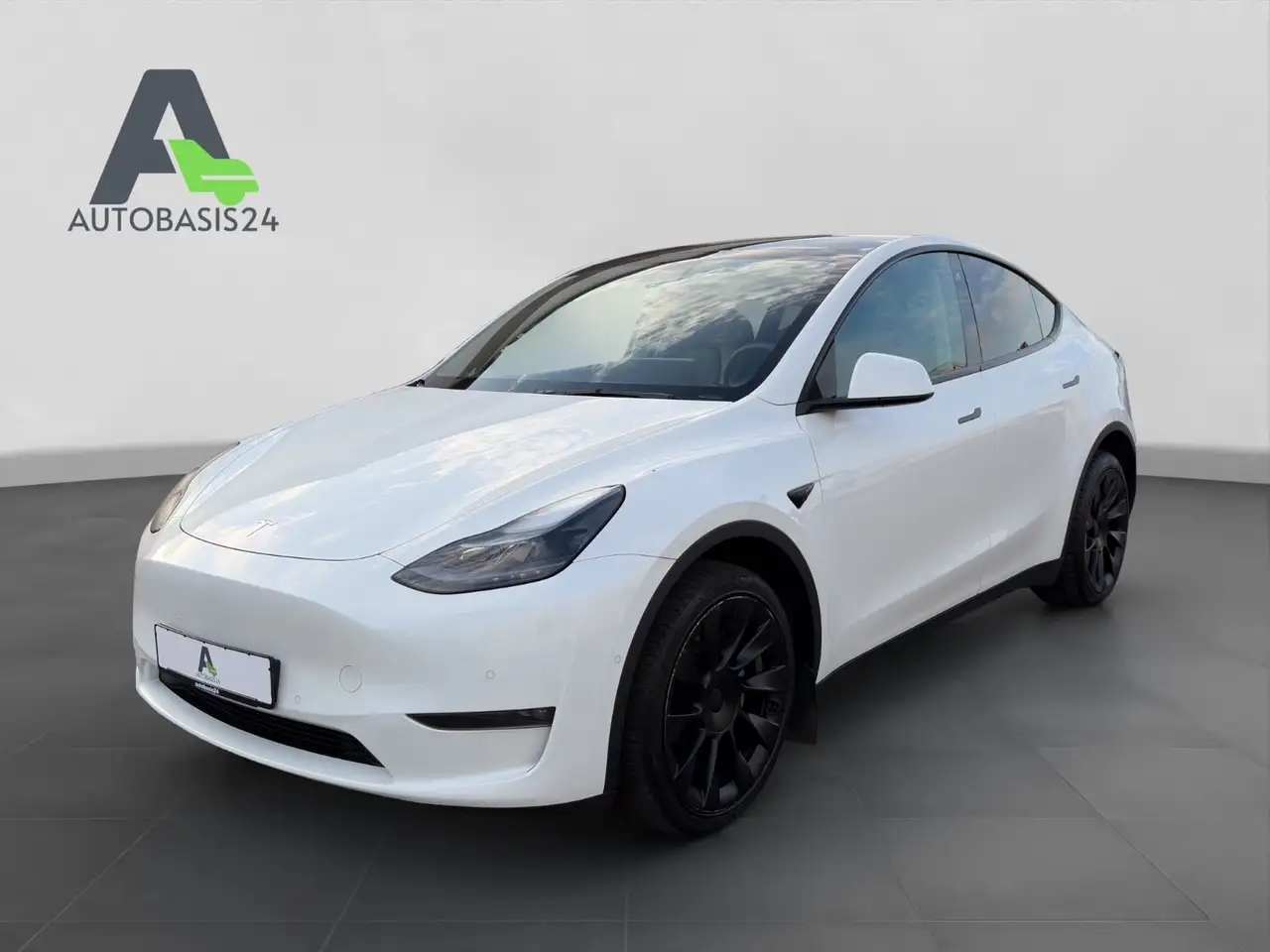 Tesla Model Y Long Range Dual AWD *AHK*1.Hand* — photo 1 of 19