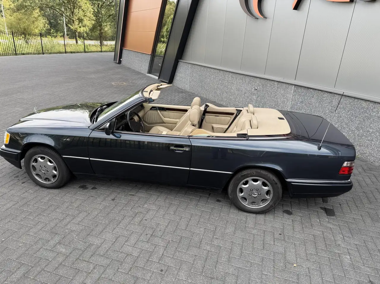 1995 Mercedes-Benz 320 W124 E320, photograph 12