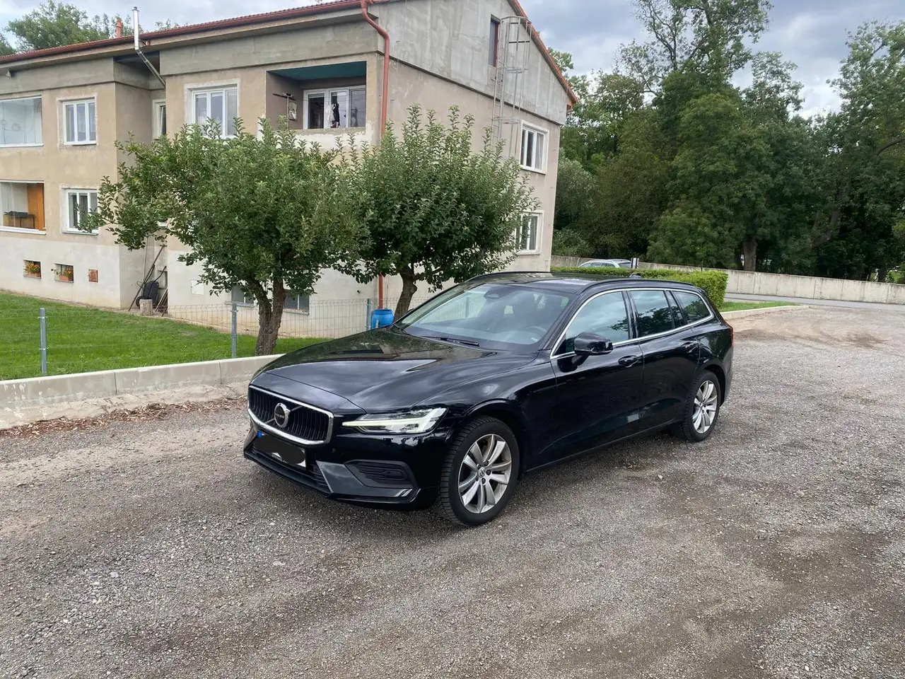 Volvo V60 V60 B4 D Plus Dark — photo 1 of 20