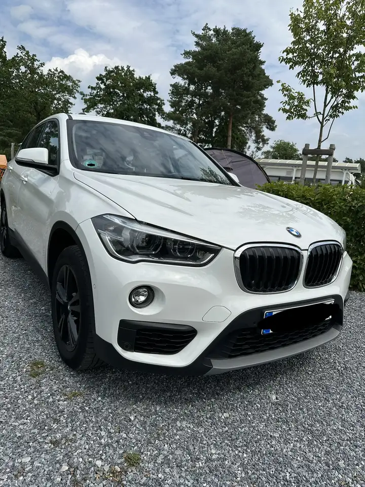 BMW X1 xDrive 20 i Advantage — photo 1 of 7