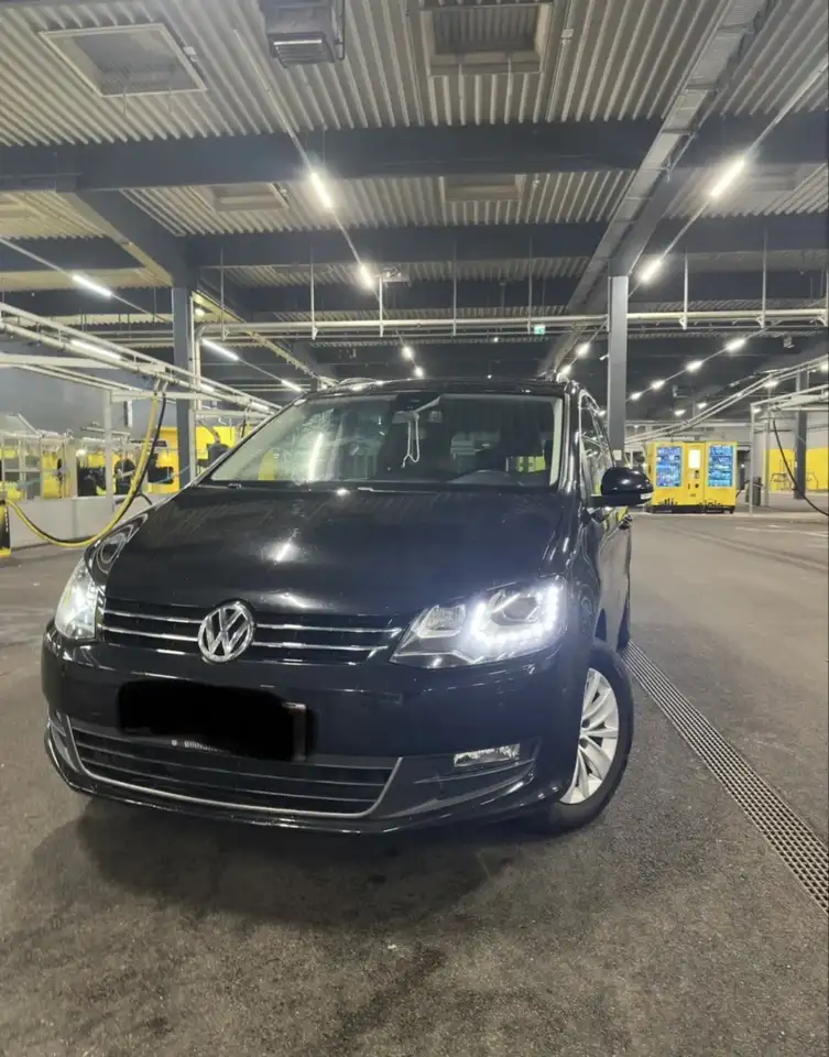 Volkswagen Sharan Highline — photo 1 of 6