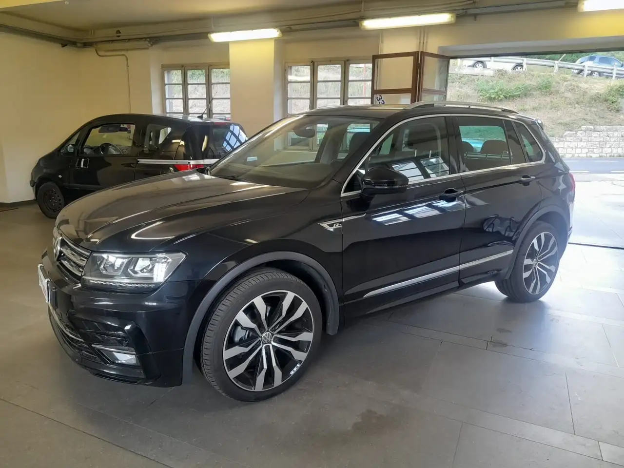 Volkswagen Tiguan Tiguan 2.0 TDI SCR 4MOTION Sport R-Line — photo 1 of 15