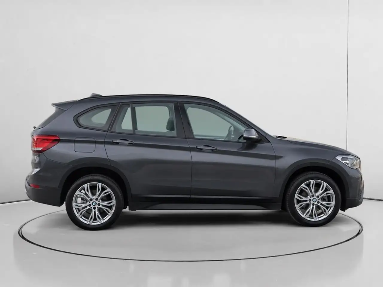 2021 BMW X1 sDrive 18i, photograph 2