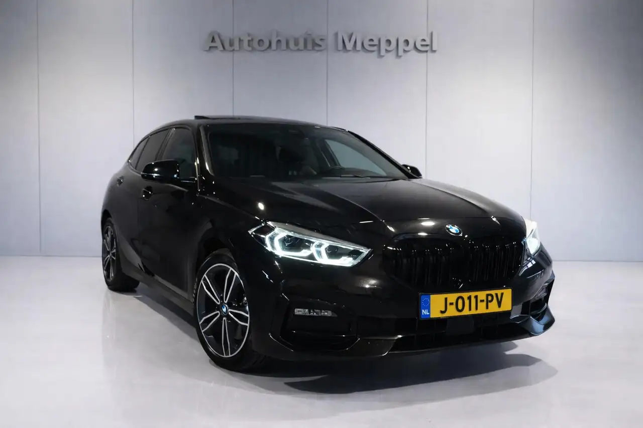 BMW 118 118i Sport Line | LED | Harman/Kardon | Panoramada — photo 1 of 40