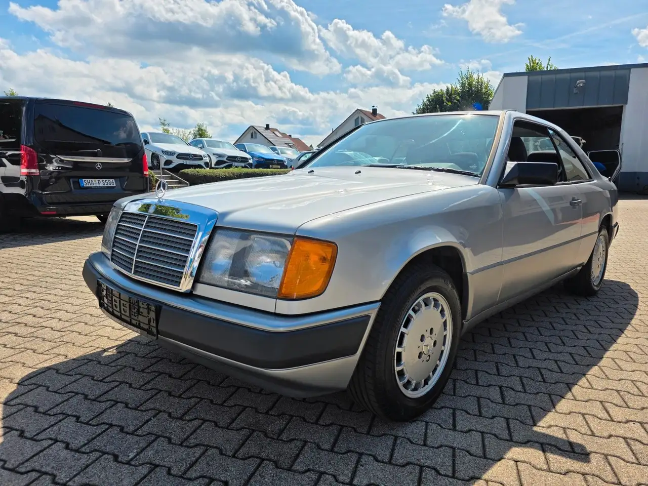 Mercedes-Benz 230 CE — photo 1 of 22