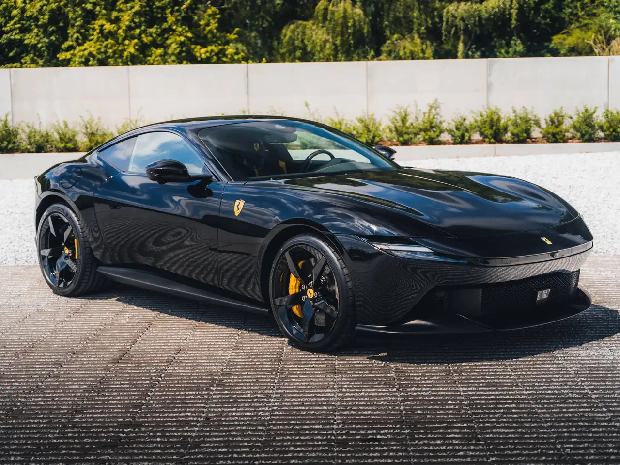 Ferrari Amalfi Nero DS / NEW / Carbon / Pass. Display / 20" — photo 1 of 15