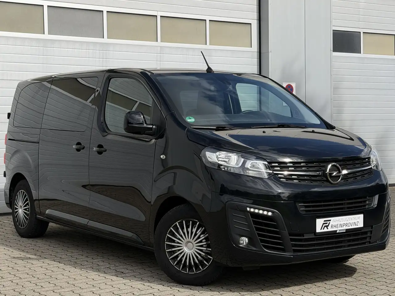 Opel Vivaro M (L2) 1-HAND/AHK/8-Sitzer/Navi/Klima/PDC — photo 1 of 27