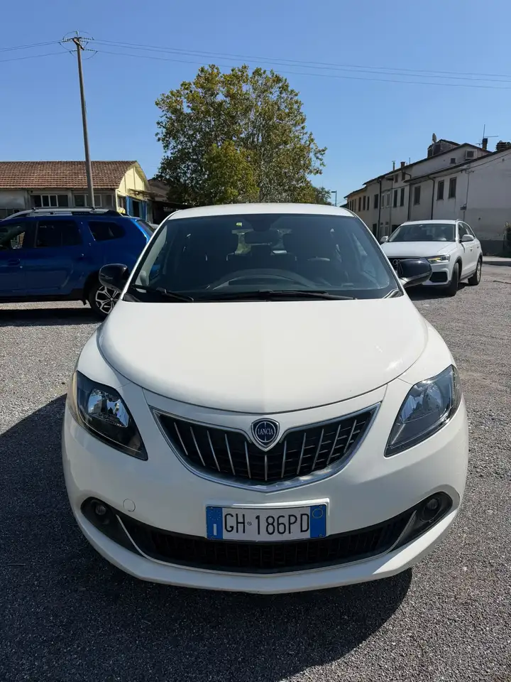Lancia Ypsilon 1.2 Platinum 69cv my18 — photo 1 of 8