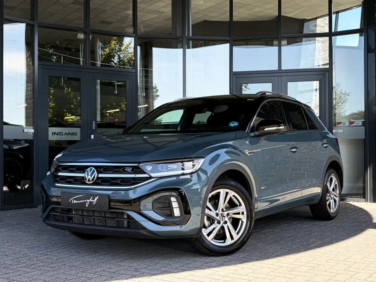 Volkswagen T-Roc 1.5 TSi DSG R-LINE - AFN. TREKH. - CAMERA - IQ — photo 1 of 15