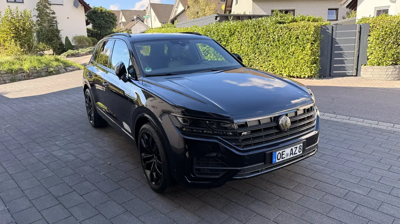 Volkswagen Touareg R-Line 4Motion — photo 1 of 13