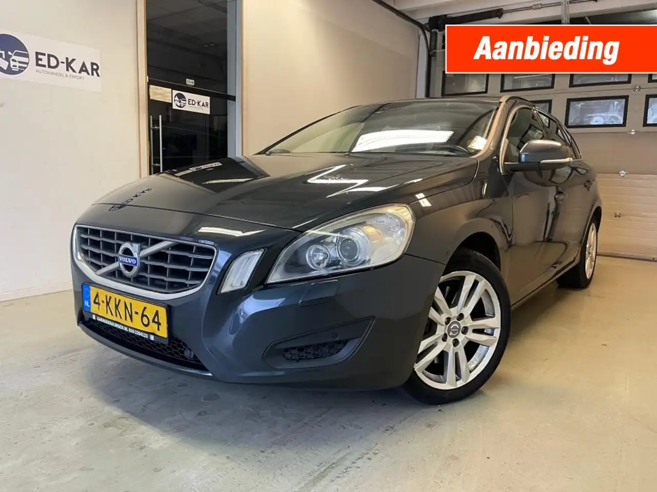 Volvo V60 2.4 D5 Summum 215 PK CLIMA NAVI XENON APK 8-2027 — photo 1 of 28